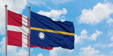 Danimarka ve Nauru bayrağı birlikte beyaz bulutlu mavi gökyüzüne karşı rüzgarda sallayarak. Diplomasi kavramı, uluslararası ilişkiler.