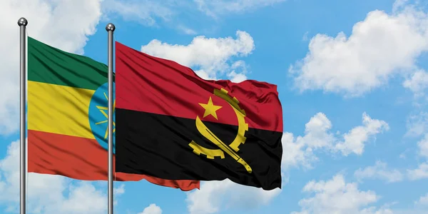 Etiópia e Angola acenando com o vento contra o céu azul nublado branco juntos. Conceito de diplomacia, relações internacionais . — Fotografia de Stock