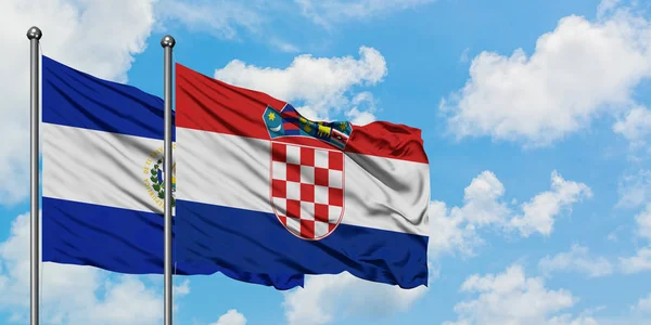 Bandera de El Salvador y Croacia ondeando en el viento contra el cielo azul nublado blanco juntos. Concepto diplomático, relaciones internacionales . — Foto de Stock