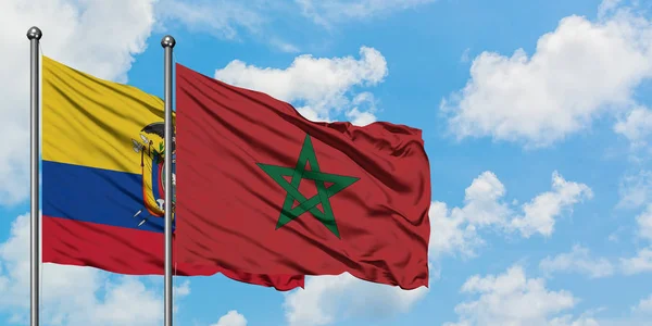 Bandera de Ecuador y Marruecos ondeando en el viento contra el cielo azul nublado blanco juntos. Concepto diplomático, relaciones internacionales . — Foto de Stock