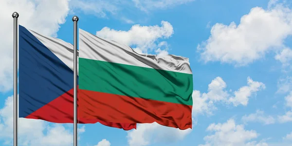 Bandera de la República Checa y Bulgaria ondeando en el viento contra el cielo azul nublado blanco juntos. Concepto diplomático, relaciones internacionales . — Foto de Stock