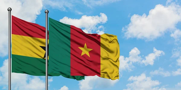 Bandera de Ghana y Camerún ondeando en el viento contra el cielo azul nublado blanco juntos. Concepto diplomático, relaciones internacionales . — Foto de Stock