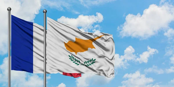 Франція і Кіпр прапор розмахуючи в вітру проти білого хмарного синього неба разом. Концепція дипломатії, міжнародні відносини. — стокове фото