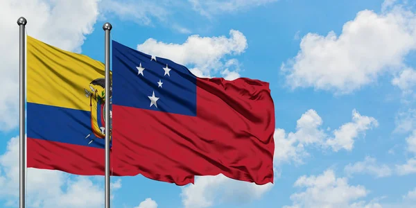 Bandera de Ecuador y Samoa ondeando en el viento contra el cielo azul nublado blanco juntos. Concepto diplomático, relaciones internacionales . — Foto de Stock