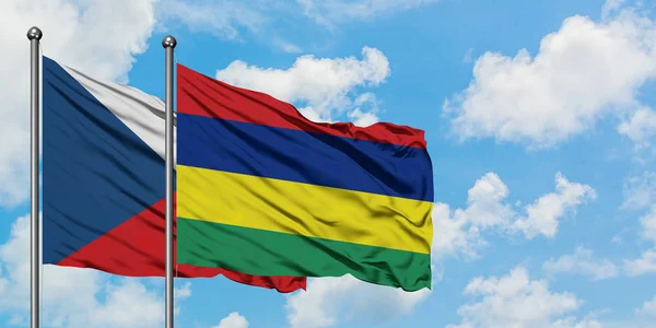 Bandera de República Checa y Mauricio ondeando en el viento contra el cielo azul nublado blanco juntos. Concepto diplomático, relaciones internacionales . — Foto de Stock