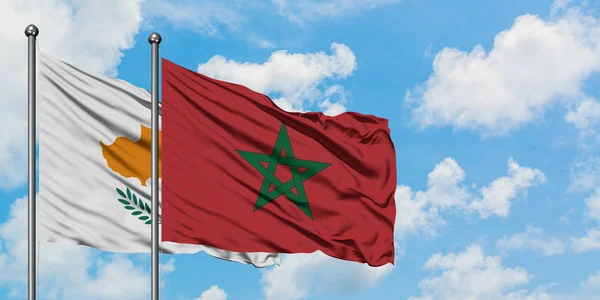 Bandera de Chipre y Marruecos ondeando en el viento contra el cielo azul nublado blanco juntos. Concepto diplomático, relaciones internacionales . — Foto de Stock