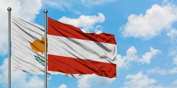 Bandera de Chipre y Austria ondeando en el viento contra el cielo azul nublado blanco juntos. Concepto diplomático, relaciones internacionales . — Foto de Stock