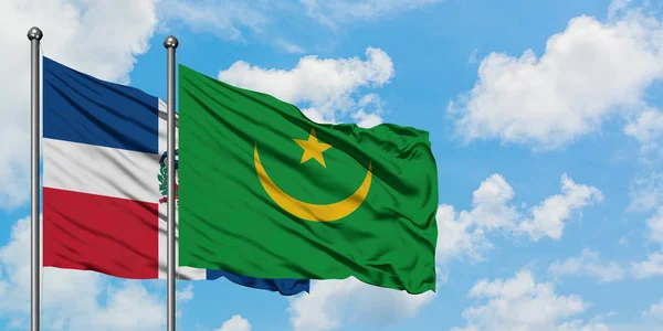 Bandera de República Dominicana y Mauritania ondeando en el viento contra el cielo azul nublado blanco juntos. Concepto diplomático, relaciones internacionales . — Foto de Stock