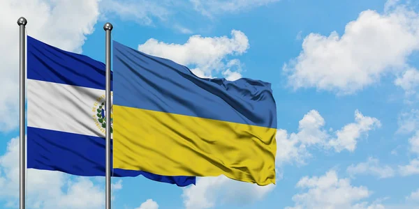 Сальвадор і Україна прапор розмахуючи на вітрі проти білого хмарного синього неба разом. Концепція дипломатії, міжнародні відносини. — стокове фото