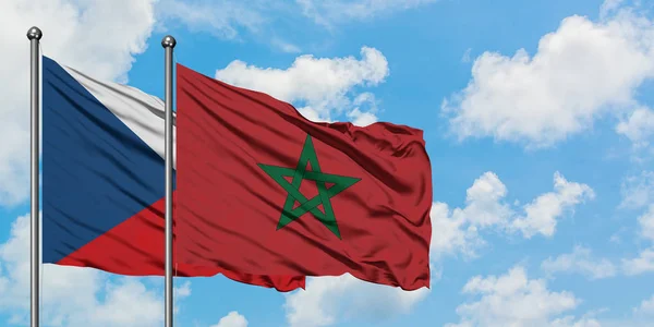 Bandera de la República Checa y Marruecos ondeando en el viento contra el cielo azul nublado blanco juntos. Concepto diplomático, relaciones internacionales . — Foto de Stock