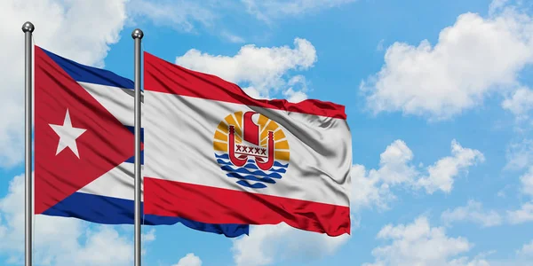 Cuba et le drapeau de la Polynésie française agitant dans le vent contre ciel bleu nuageux blanc ensemble. Concept de diplomatie, relations internationales . — Photo