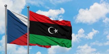 Çek Cumhuriyeti ve Libya bayrağı birlikte beyaz bulutlu mavi gökyüzüne karşı rüzgarsal sallayarak. Diplomasi kavramı, uluslararası ilişkiler.