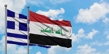 Yunanistan ve Irak bayrağı birlikte beyaz bulutlu mavi gökyüzüne karşı rüzgarsal sallayarak. Diplomasi kavramı, uluslararası ilişkiler.