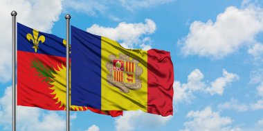 Guadeloupe ve Andorra bayrağı birlikte beyaz bulutlu mavi gökyüzüne karşı rüzgarda sallayarak. Diplomasi kavramı, uluslararası ilişkiler.