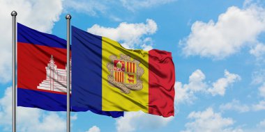 Kamboçya ve Andorra bayrağı birlikte beyaz bulutlu mavi gökyüzüne karşı rüzgarda sallayarak. Diplomasi kavramı, uluslararası ilişkiler.