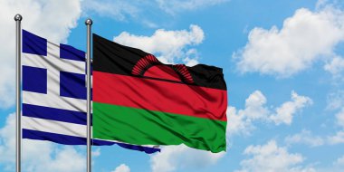 Yunanistan ve Malavi bayrağı birlikte beyaz bulutlu mavi gökyüzüne karşı rüzgarda sallayarak. Diplomasi kavramı, uluslararası ilişkiler.