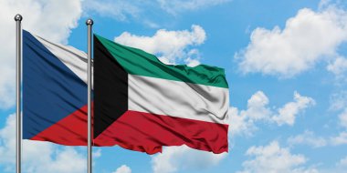 Çek Cumhuriyeti ve Kuveyt bayrağı birlikte beyaz bulutlu mavi gökyüzüne karşı rüzgarsal sallayarak. Diplomasi kavramı, uluslararası ilişkiler.