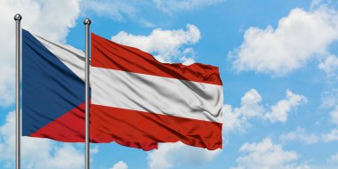 Çek Cumhuriyeti ve Avusturya bayrağı birlikte beyaz bulutlu mavi gökyüzüne karşı rüzgarda sallayarak. Diplomasi kavramı, uluslararası ilişkiler.