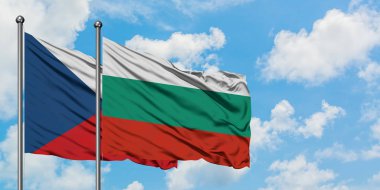 Çek Cumhuriyeti ve Bulgaristan bayrağı birlikte beyaz bulutlu mavi gökyüzüne karşı rüzgarda sallayarak. Diplomasi kavramı, uluslararası ilişkiler.