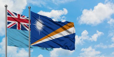Fiji ve Marshall Adaları bayrağı birlikte beyaz bulutlu mavi gökyüzüne karşı rüzgarda sallayarak. Diplomasi kavramı, uluslararası ilişkiler.