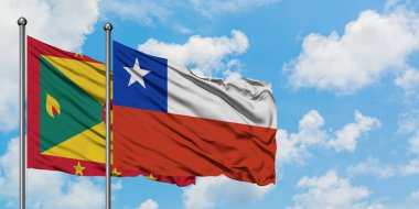 Grenada ve Şili bayrağı birlikte beyaz bulutlu mavi gökyüzüne karşı rüzgarda sallayarak. Diplomasi kavramı, uluslararası ilişkiler.