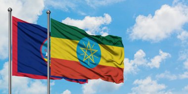 Guam ve Etiyopya bayrağı birlikte beyaz bulutlu mavi gökyüzüne karşı rüzgarda sallayarak. Diplomasi kavramı, uluslararası ilişkiler.