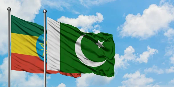 Bandera de Etiopía y Pakistán ondeando en el viento contra el cielo azul nublado blanco juntos. Concepto diplomático, relaciones internacionales . — Foto de Stock