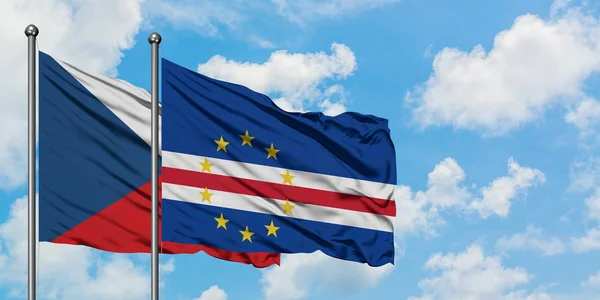 Bandera de República Checa y Cabo Verde ondeando en el viento contra el cielo azul nublado blanco juntos. Concepto diplomático, relaciones internacionales . — Foto de Stock