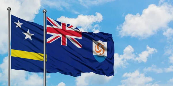 库拉索和安圭拉国旗在风中飘扬，与白云相间的蓝天相联。外交概念、国际关系. — 图库照片