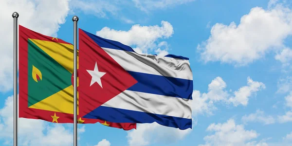 Bandera de Granada y Cuba ondeando en el viento contra el cielo azul nublado blanco juntos. Concepto diplomático, relaciones internacionales . — Foto de Stock