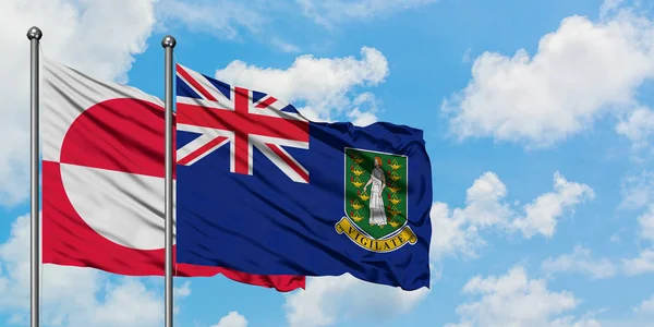 Bandera de Groenlandia y las Islas Vírgenes Británicas ondeando en el viento contra el cielo azul nublado blanco juntos. Concepto diplomático, relaciones internacionales . —  Fotos de Stock