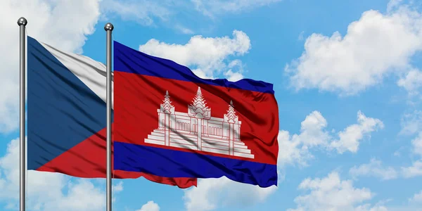 Tjeckien och Kambodja flagga vifta i vinden mot vit grumlig blå himmel tillsammans. Diplomatisk koncept, internationella relationer. — Stockfoto