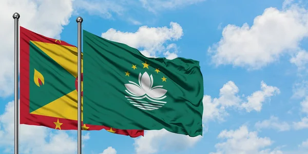 Bandera de Granada y Macao ondeando en el viento contra el cielo azul nublado blanco juntos. Concepto diplomático, relaciones internacionales . — Foto de Stock