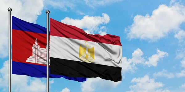 Bandera de Camboya y Egipto ondeando en el viento contra el cielo azul nublado blanco juntos. Concepto diplomático, relaciones internacionales . — Foto de Stock