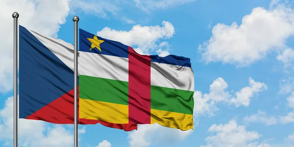 Bandera de República Checa y República Centroafricana ondeando en el viento contra el cielo azul nublado blanco juntos. Concepto diplomático, relaciones internacionales . — Foto de Stock