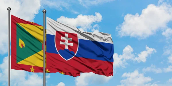 Grenade et la Slovaquie drapeau agitant dans le vent contre ciel bleu nuageux blanc ensemble. Concept de diplomatie, relations internationales . — Photo