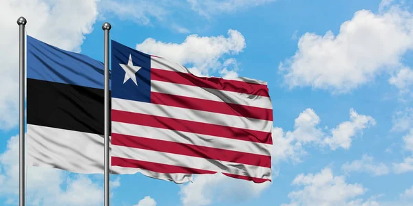 Estonia i Liberia Flaga Macha w wiatr przed białym zachmurzone błękitne niebo razem. Koncepcja dyplomacji, stosunki międzynarodowe. — Zdjęcie stockowe