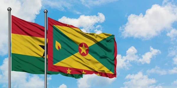 Bandera de Ghana y Granada ondeando en el viento contra el cielo azul nublado blanco juntos. Concepto diplomático, relaciones internacionales . — Foto de Stock
