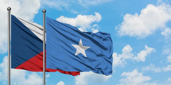 Vlajka České republiky a Somálska mávajících větrem proti bílé zatažené modré obloze. Diplomacie, mezinárodní vztahy. — Stock fotografie