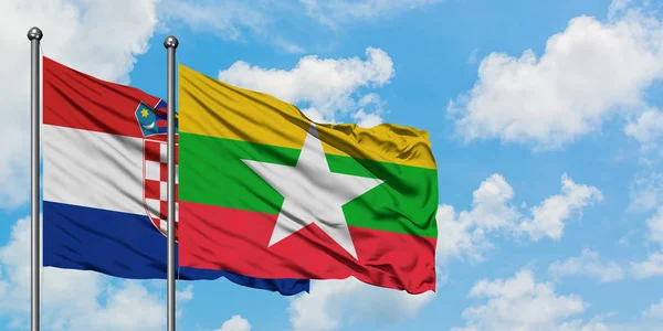 Bandera de Croacia y Myanmar ondeando en el viento contra el cielo azul nublado blanco juntos. Concepto diplomático, relaciones internacionales . — Foto de Stock