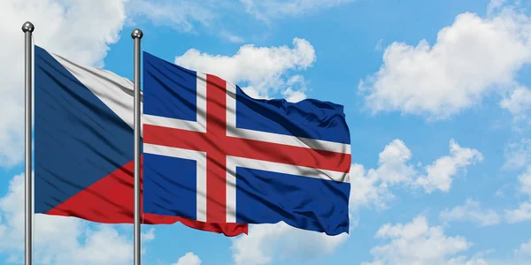Bandera de la República Checa e Islandia ondeando en el viento contra el cielo azul nublado blanco juntos. Concepto diplomático, relaciones internacionales . — Foto de Stock