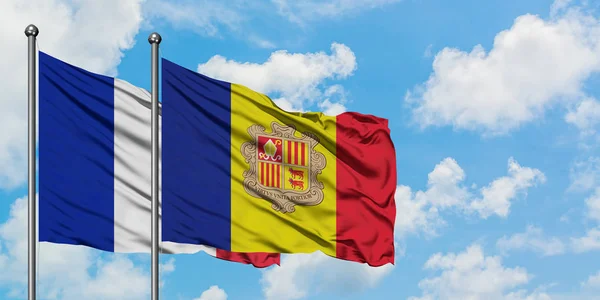 Bandera de Francia y Andorra ondeando en el viento contra el cielo azul nublado blanco juntos. Concepto diplomático, relaciones internacionales . — Foto de Stock