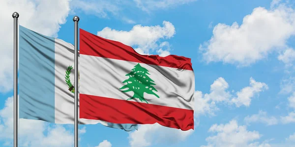 Guatemala en Libanon vlag zwaaien in de wind tegen witte bewolkte blauwe hemel samen. Diplomatie concept, internationale betrekkingen. — Stockfoto