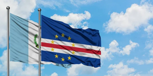 Bandera de Guatemala y Cabo Verde ondeando en el viento contra el cielo azul nublado blanco juntos. Concepto diplomático, relaciones internacionales . — Foto de Stock