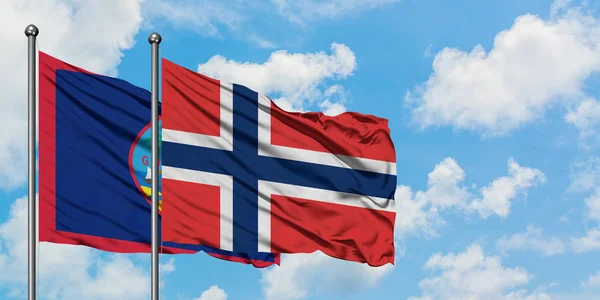 Guam e Norvegia sventolano nel vento contro il bianco cielo blu nuvoloso insieme. Concetto di diplomazia, relazioni internazionali . — Foto Stock