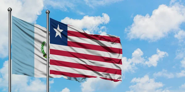 Gwatemala i Liberia Flaga Macha w wiatr przed białym zachmurzone błękitne niebo razem. Koncepcja dyplomacji, stosunki międzynarodowe. — Zdjęcie stockowe