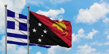 Yunanistan ve Papua Yeni Gine bayrağı birlikte beyaz bulutlu mavi gökyüzüne karşı rüzgarsal sallayarak. Diplomasi kavramı, uluslararası ilişkiler.