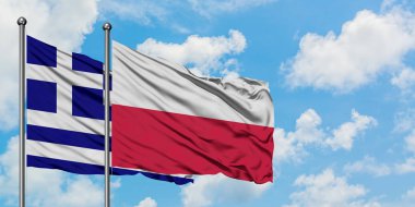 Yunanistan ve Polonya bayrağı birlikte beyaz bulutlu mavi gökyüzüne karşı rüzgarda sallayarak. Diplomasi kavramı, uluslararası ilişkiler.