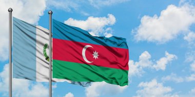 Guatemala ve Azerbaycan bayrağı havada havada sallanıyor. Diplomasi kavramı, uluslararası ilişkiler.