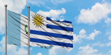 Guatemala ve Uruguay bayrağı birlikte beyaz bulutlu mavi gökyüzüne karşı rüzgarsal sallayarak. Diplomasi kavramı, uluslararası ilişkiler.